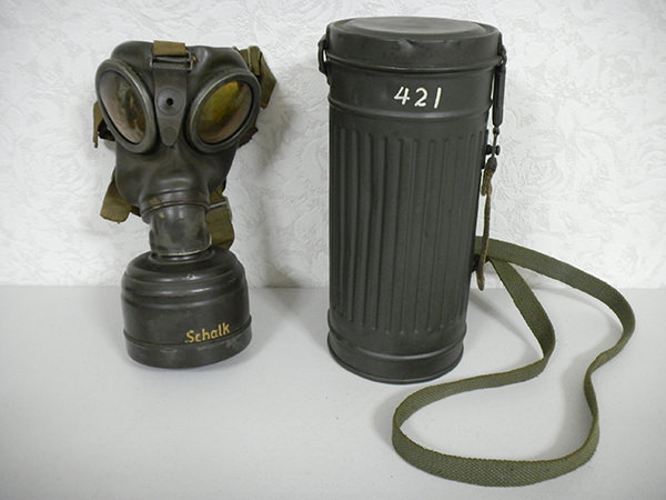ガスマスク 収納缶1
