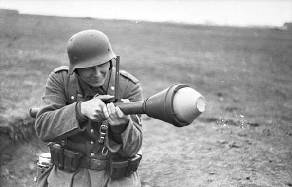 パンツァーシュレックを撃つドイツ兵
